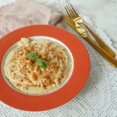 Pyszny, kremowy hummus z ciecierzycą i papryką, idealny do podania. Prosty przepis na domowy hummus.