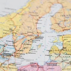 Mapa Europy Północnej z zaznaczonym Bałtykiem. Widoczna wyspa na Bałtyku, Gotlandia, oraz kraje takie jak Szwecja, Finlandia, Estonia, Łotwa i Litwa.