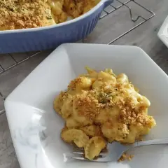 Pyszne mac and cheese z chrupiącą posypką. Jaki ser do mac and cheese? Ten wygląda idealnie!