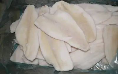 Mrożone filety rybne, w tym limanda, są zdrowym wyborem. Delikatne, białe mięso ryby wygląda apetycznie.