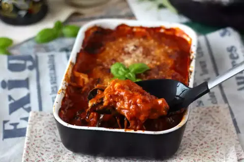 Pyszne, oryginalne parmigiana z bakłażana w sosie pomidorowym, prosto z naczynia żaroodpornego.