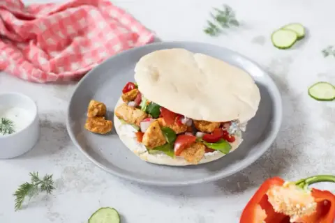 Pyszny kebab z kurczakiem, warzywami i sosem. Idealne kebab składniki na szybki posiłek.