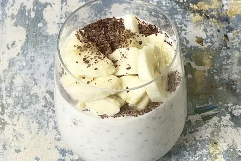 Pyszny deser z chia z jogurtem, bananem i czekoladą. Idealny na zdrowe śniadanie lub przekąskę.