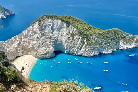 Zakynthos: jakie morze? Turkusowe wody otaczają białe klify i plażę Navagio, pełną łodzi i turystów.