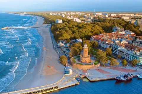 Idealny weekend nad morzem: plaża, molo, latarnia morska i urokliwe miasteczko.