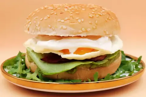 Pyszny burger z jajkiem sadzonym, awokado i rukolą. Idealny pomysł na to, co do burgera.