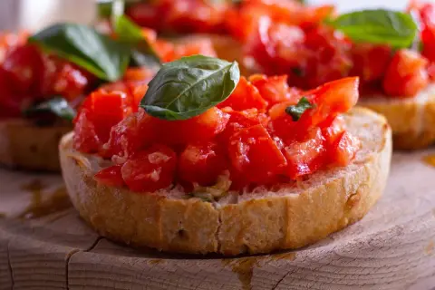 Bruschetta oryginalny przepis: chrupiące grzanki z pomidorami i bazylią. Idealna przekąska.