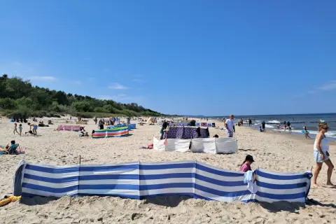 Gdzie leżą Chałupy? Odkryj raj dla surferów i naturystów
