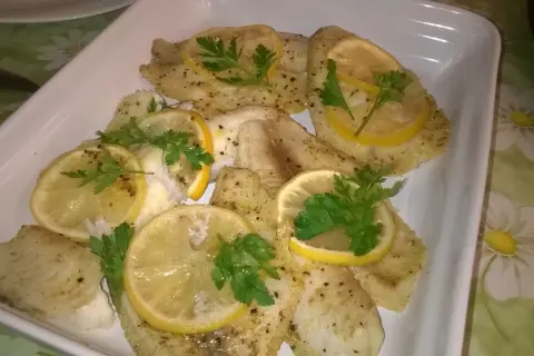 Filety z tilapii z cytryną i pietruszką. Czy tilapia ma ości? Zazwyczaj nie, co czyni ją idealną rybą na obiad.