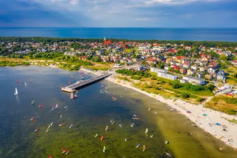 Jastarnia tętni życiem! Wiatr i słońce sprzyjają wodnym sportom, a plaża zaprasza do relaksu. Idealne miejsce na letnie imprezy i aktywny wypoczynek.
