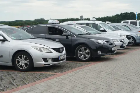 Koszalin-Mielno: Jak dojechać? Porównaj busy, szynobus, taksówki i rower!