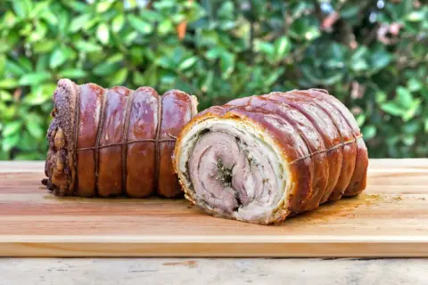 Dwa pieczone rolady wieprzowe, idealne do porchetta przepis. Skórka chrupiąca, wnętrze soczyste, z ziołami.