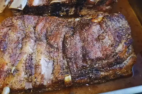 Mięciutkie żeberka pieczone w sosie własnym, idealne na rodzinny obiad.
