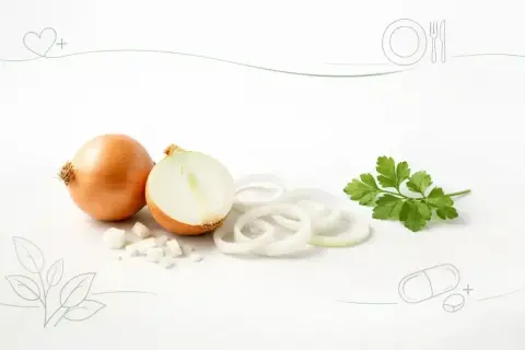 Cała i przekrojona cebula, pokrojona w krążki i kostkę, z gałązką pietruszki. Czy cebula jest zdrowa? Tak, to naturalny lek.