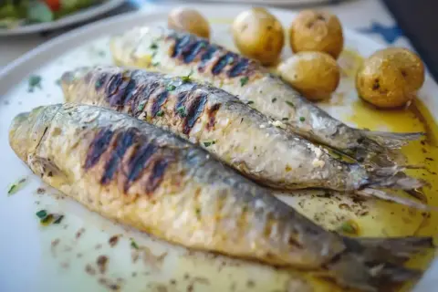 Trzy grillowane sardynki z ziemniaczkami. Czy lin ma dużo ości? Te ryby są pyszne i łatwe do jedzenia.