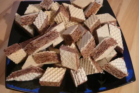 Kruche wafle przełożone kremem kakaowym, gotowe do podania. Idealne do kawy, jak w prostym piszinger przepisie.