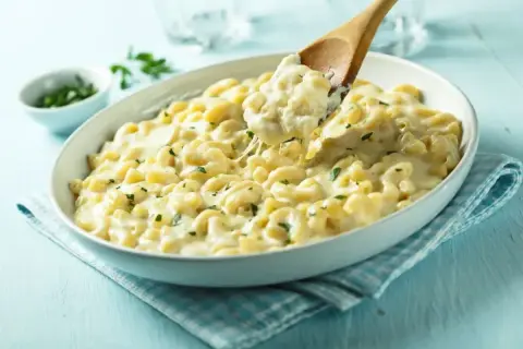 Pyszny przepis na mac and cheese z ciągnącym się serem i posiekaną natką pietruszki. Idealny na rodzinny obiad.