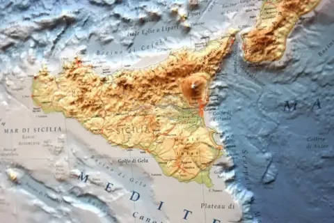 Morze między Włochami a Chorwacją, widok na Sycylię i Kalabrię. Widać wulkan Etna.