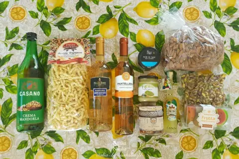 Co można przywieźć z Włoch samolotem? Pyszne sycylijskie specjały: pastę, krem migdałowy, pistacjowy, wina, oliwę, owoce marcepanowe i inne smakołyki.