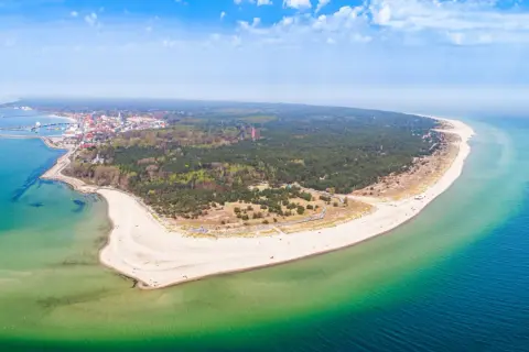 Półwysep Helski z miasteczkiem, plażą i lasem. To idealne miejsce, do jakich miast nad morzem można dojechać pociągiem.