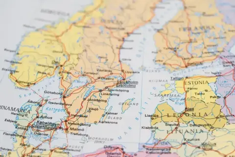 Mapa Europy Północnej z zaznaczonym Bałtykiem. Widoczna wyspa na Bałtyku, Gotlandia, oraz kraje takie jak Szwecja, Finlandia, Estonia, Łotwa i Litwa.