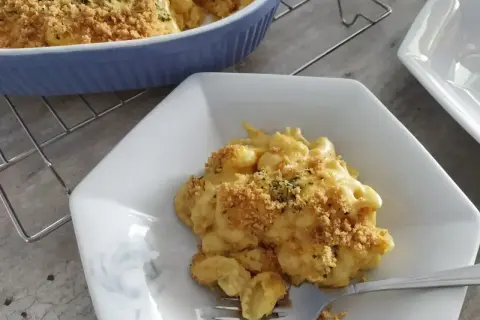 Pyszne mac and cheese z chrupiącą posypką. Jaki ser do mac and cheese? Ten wygląda idealnie!