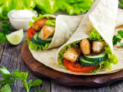 Dwa pyszne wrapy z kurczakiem, warzywami i sosem. To właśnie jest tortilla – idealna na szybki posiłek.
