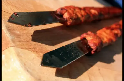 Ostre noże do krojenia mięsa kebab skład.