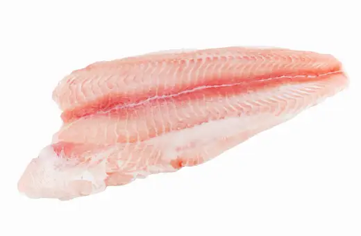 Surowy filet rybny, gotowy na letnie grillowanie. Delikatne mięso obiecuje wspaniały sum smak.