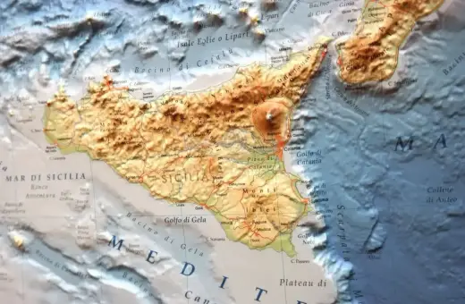 Włochy jakie morze? Mapa Sycylii ukazuje jej położenie nad Morzem Śródziemnym, z Zatoką Katanii i Zatoką Gela.
