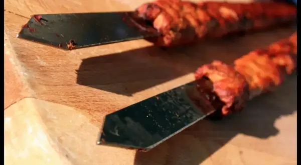 Ostre noże do krojenia mięsa kebab skład.