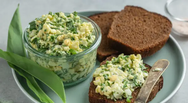 Jajeczna pasta z czosnkiem niedźwiedzim na ciemnym chlebie. Idealna do kanapek, proste przepisy na wiosnę.