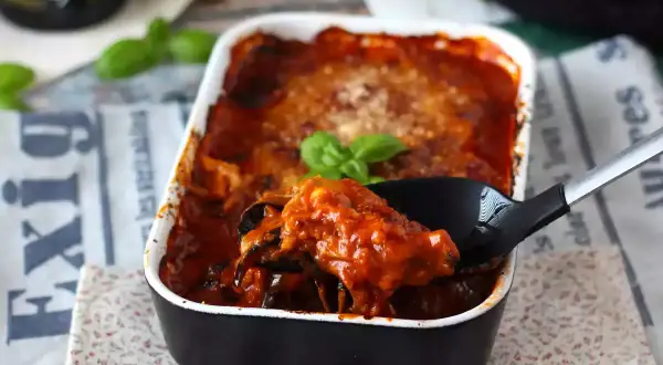 Pyszne, oryginalne parmigiana z bakłażana w sosie pomidorowym, prosto z naczynia żaroodpornego.