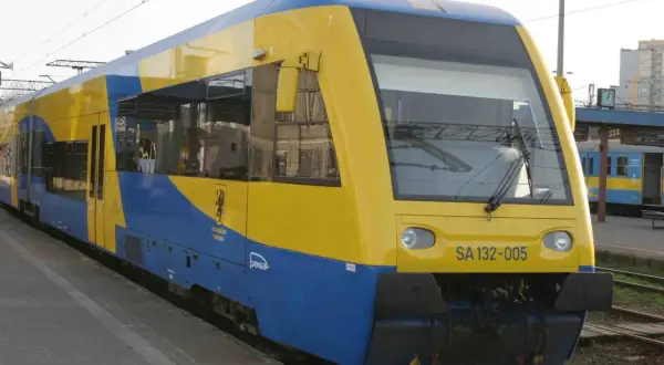 Gdynia Hel: Ile km? Samochód, prom, pociąg co wybrać?