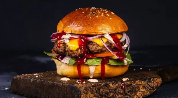 Pyszny, soczysty burger z serem, cebulą i sosem. Idealny na prawdziwe burgery przepis.
