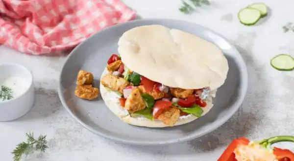 Pyszny kebab z kurczakiem, warzywami i sosem. Idealne kebab składniki na szybki posiłek.
