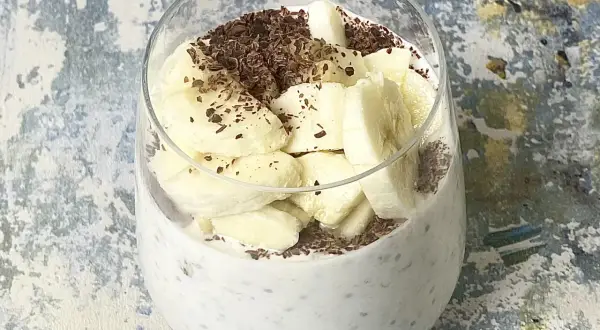 Pyszny deser z chia z jogurtem, bananem i czekoladą. Idealny na zdrowe śniadanie lub przekąskę.