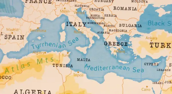 Mapa ukazuje kraje nad Morzem Śródziemnym: Hiszpanię, Francję, Włochy, Grecję, Turcję, Cypr, Liban, Izrael, Egipt, Libię, Tunezję, Algierię.