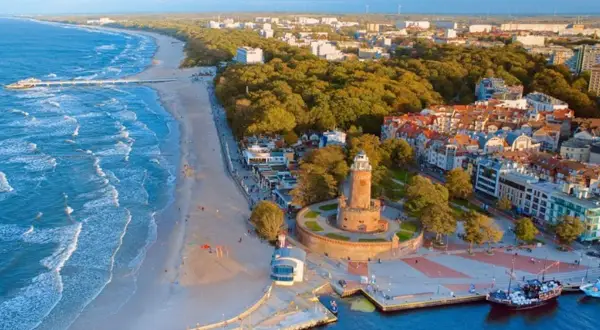 Idealny weekend nad morzem: plaża, molo, latarnia morska i urokliwe miasteczko.