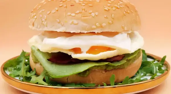 Pyszny burger z jajkiem sadzonym, awokado i rukolą. Idealny pomysł na to, co do burgera.