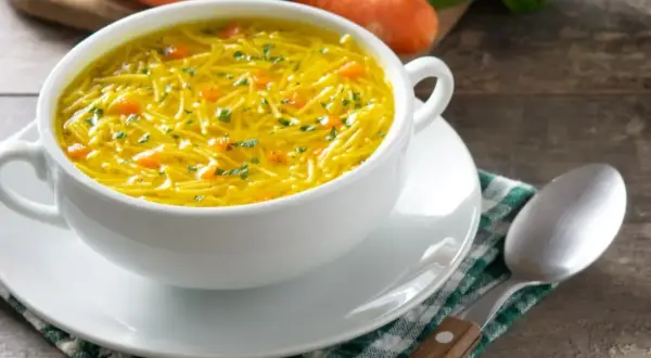 Aromaticzny rosół z makaronem i marchewką, idealny na chłodne dni. Odrobina octu do rosołu podkreśli jego smak.