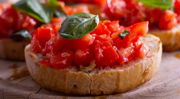 Bruschetta oryginalny przepis: chrupiące grzanki z pomidorami i bazylią. Idealna przekąska.