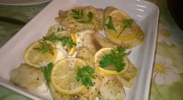 Filety z tilapii z cytryną i pietruszką. Czy tilapia ma ości? Zazwyczaj nie, co czyni ją idealną rybą na obiad.
