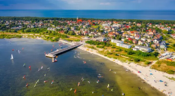 Jastarnia tętni życiem! Wiatr i słońce sprzyjają wodnym sportom, a plaża zaprasza do relaksu. Idealne miejsce na letnie imprezy i aktywny wypoczynek.