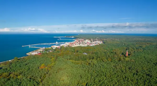 Widok na Półwysep Helski z lotu ptaka. Miasto z portem i lasy sosnowe. Atrakcje turystyczne czekają!