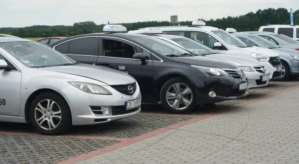 Koszalin-Mielno: Jak dojechać? Porównaj busy, szynobus, taksówki i rower!