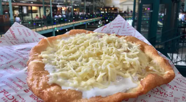 Lángos z serem i śmietaną – idealna odpowiedź na pytanie, co zjeść w Budapeszcie. Pyszne i sycące danie.