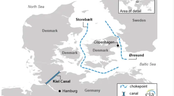 Mapa pokazuje kluczowe cieśniny w Europie: Kanał Kiloński, Storebælt i Øresund, strategiczne punkty żeglugowe.