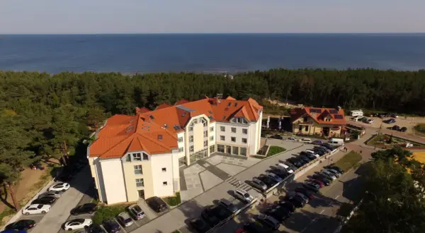 Hotel z widokiem na morze, idealny na weekendowy wypad. Gdzie najbliżej nad morze z Wrocławia? Tuż za lasem!