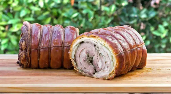 Dwa pieczone rolady wieprzowe, idealne do porchetta przepis. Skórka chrupiąca, wnętrze soczyste, z ziołami.